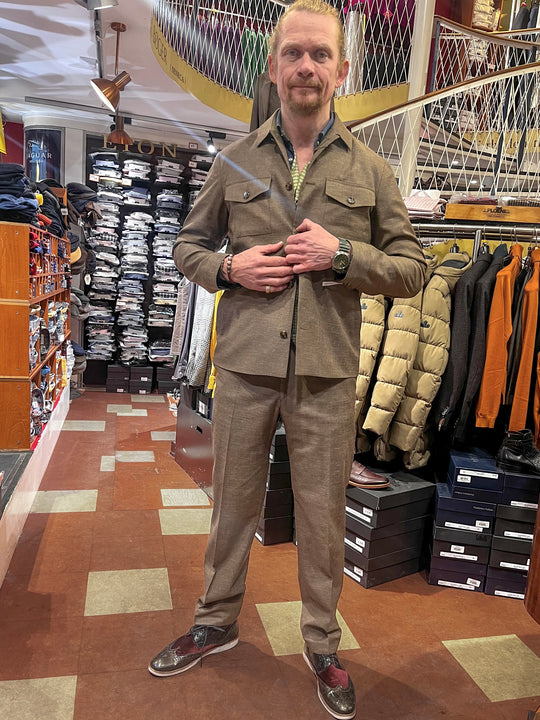 Brun overshirt herrejakkesæt med højtaljet buks og sidejustering