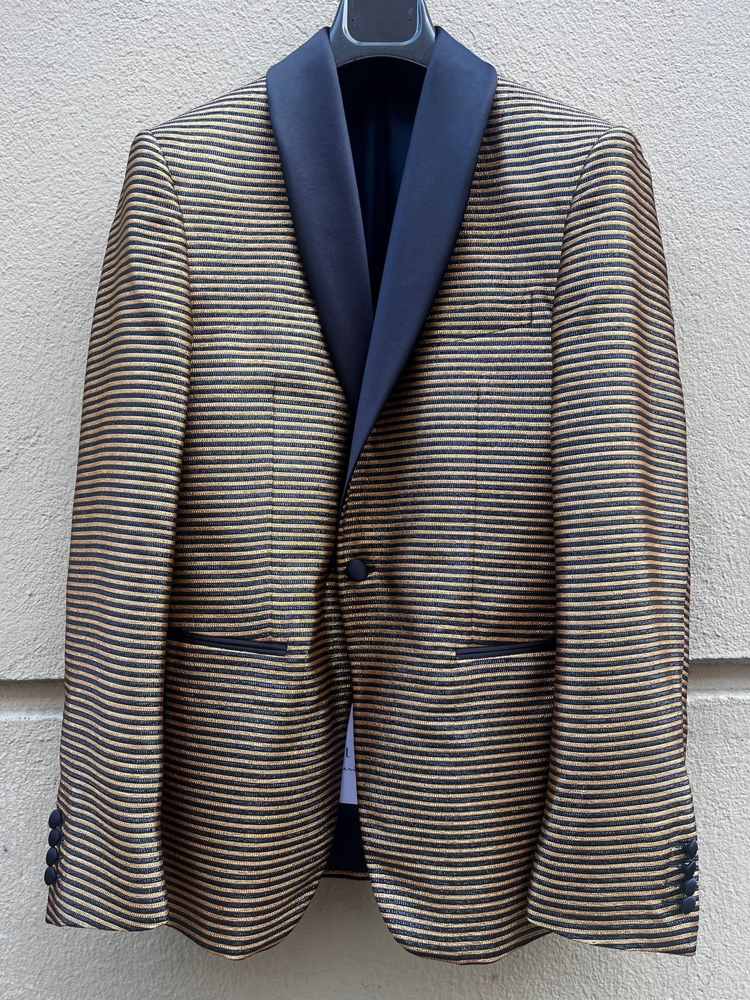 Guld & sort metallisk stribet smokingblazer - silke sjalskrave