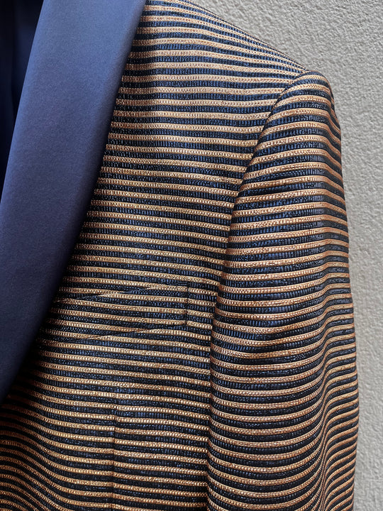 Guld & sort metallisk stribet smokingblazer - silke sjalskrave