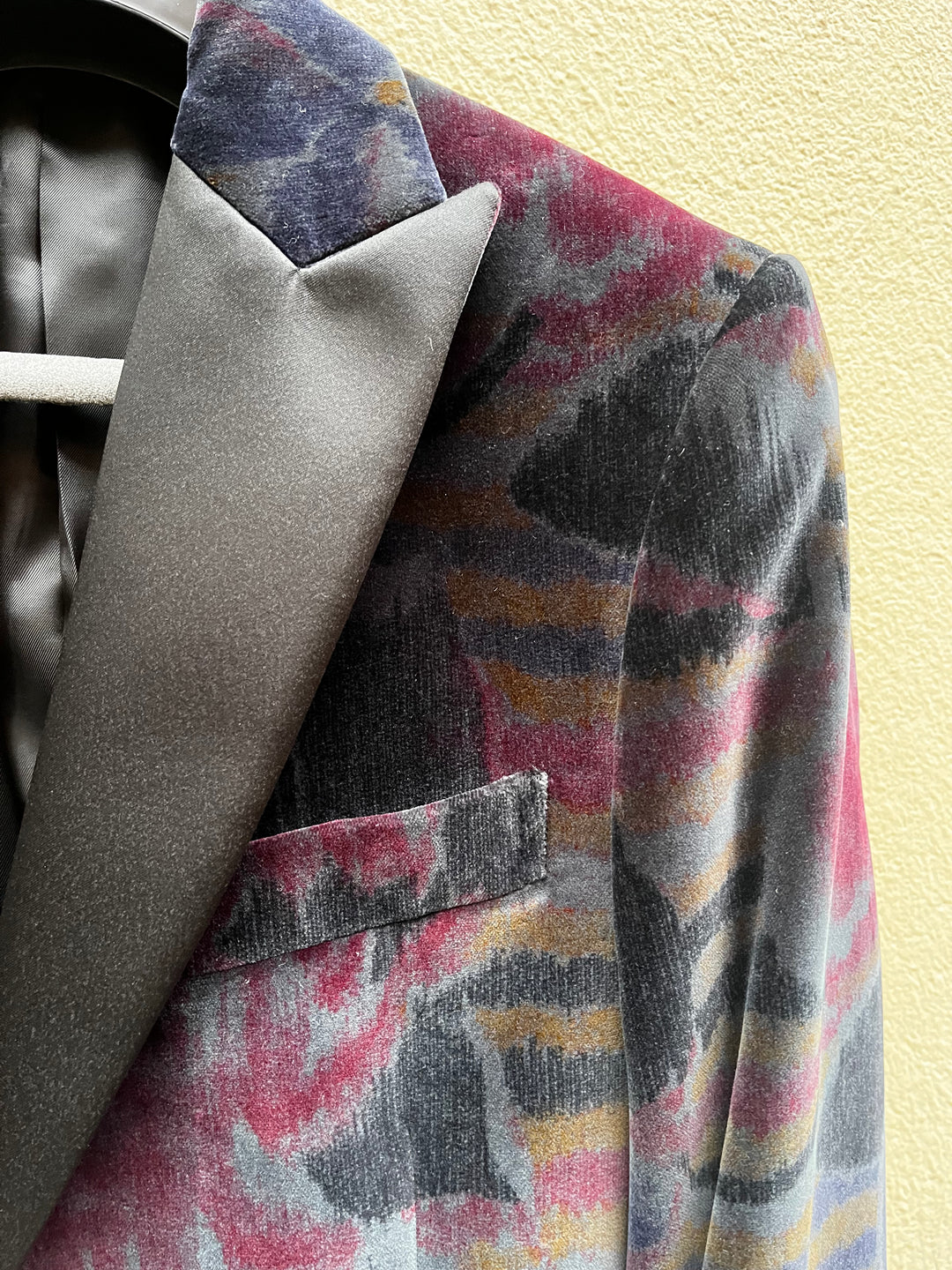 Flerfarvet grafisk velour smokingblazer - silke spidsreveres (bordeaux, navy, grøn, sort)