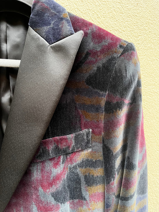 Flerfarvet grafisk velour smokingblazer - silke spidsreveres (bordeaux, navy, grøn, sort)