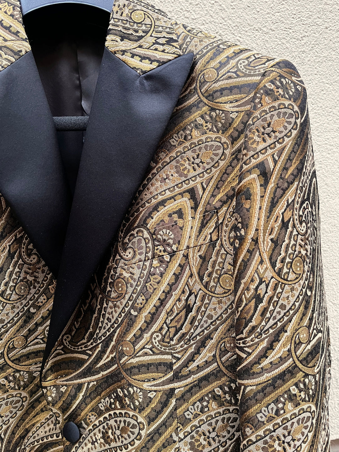 Guld paisley smokingblazer - silke spids revers