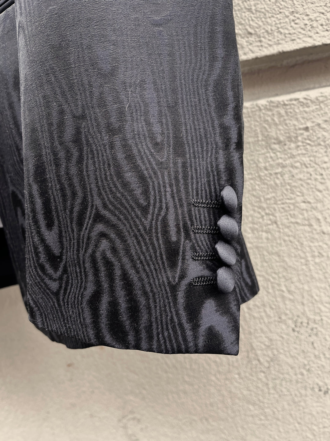 Sort Smokingjakke med spidsrevers og bark print