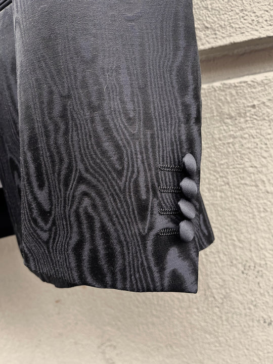 Sort Smokingjakke med spidsrevers og bark print