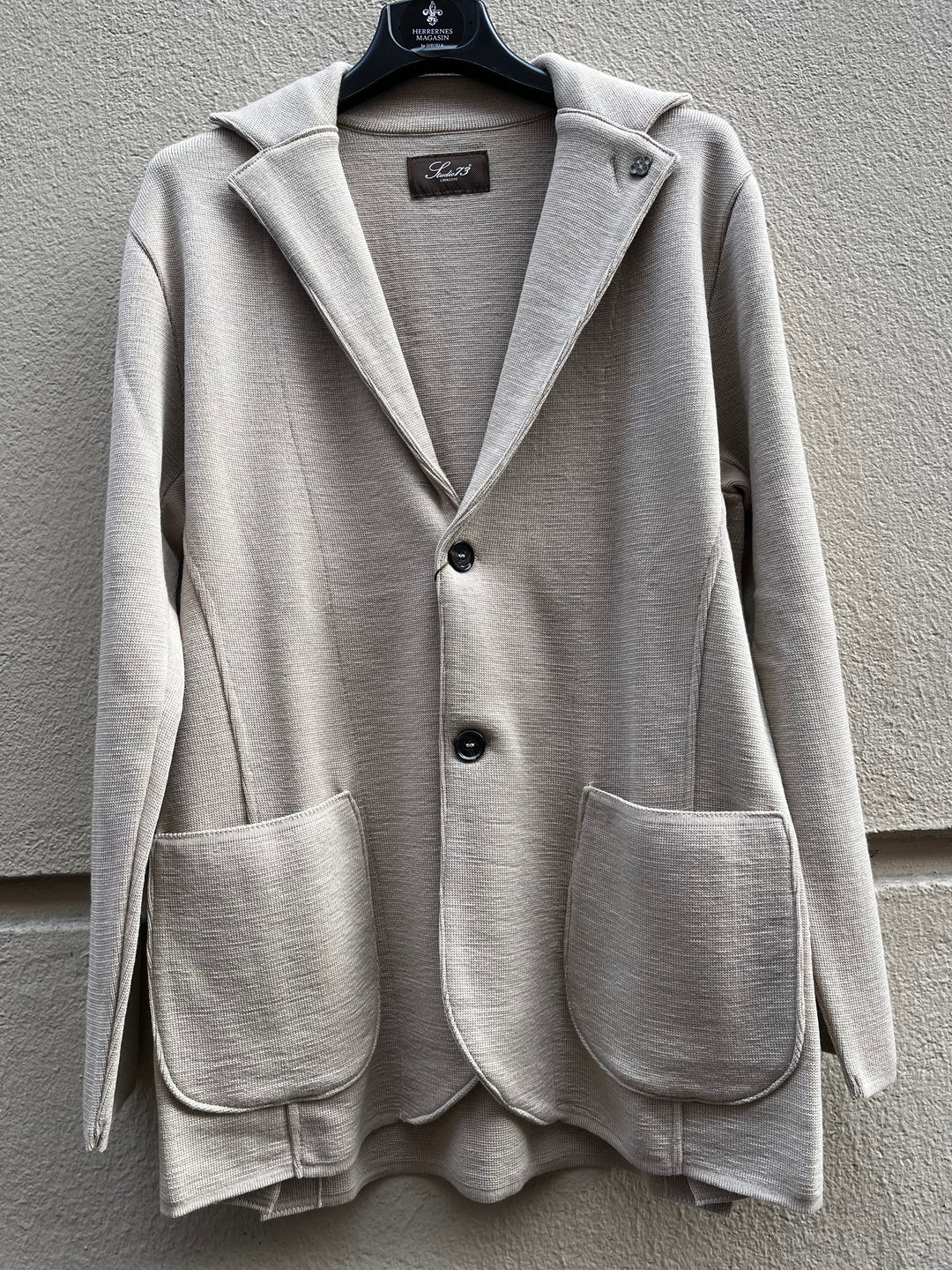 Sand-coloured Italian knit blazer with patch pockets