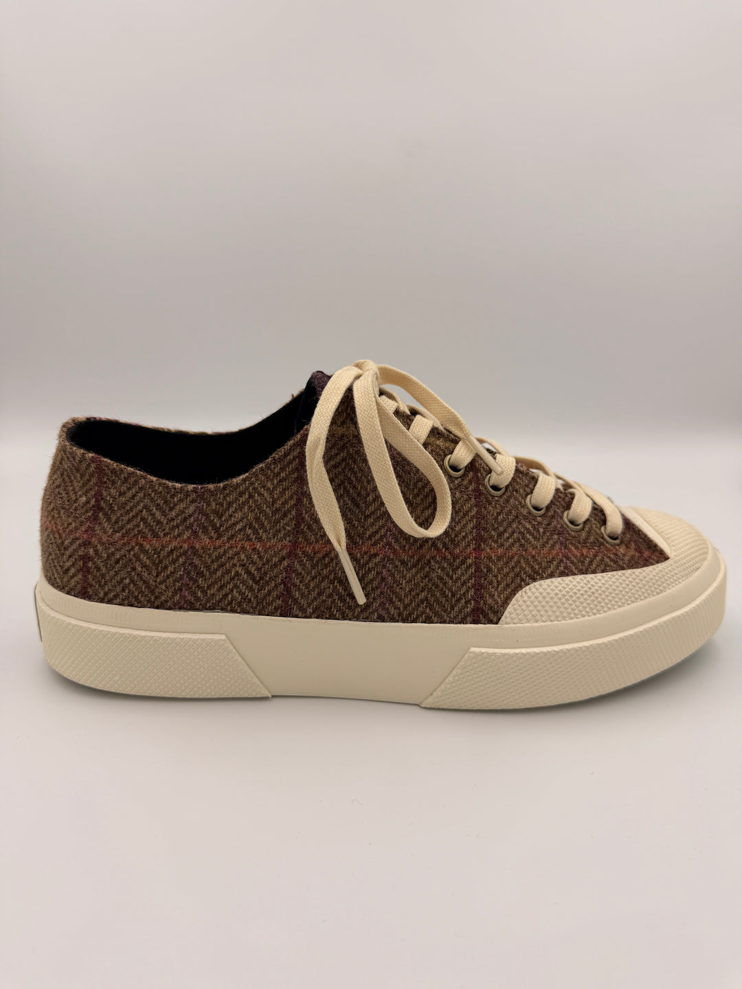 Beige patchwork herrersneaker i uld-tweed med sildebensmønster