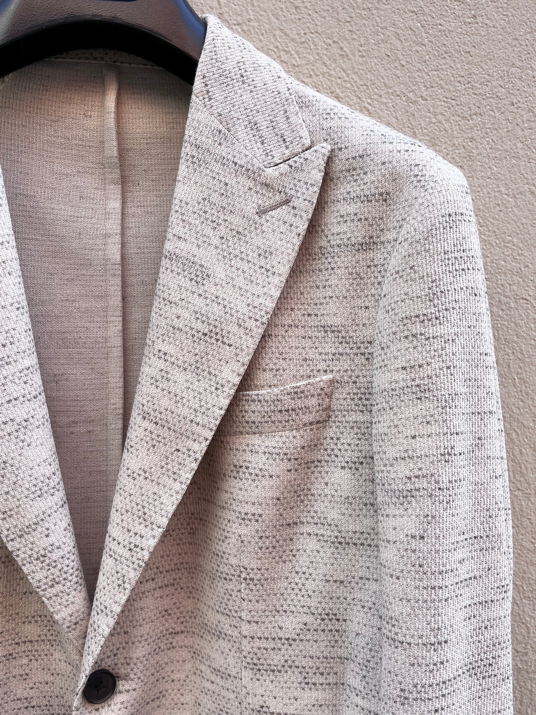 Sandfarvet italiensk strikblazer med spids revers