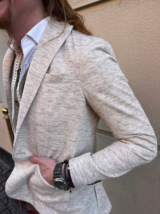 Sandfarvet italiensk strikblazer med spids revers