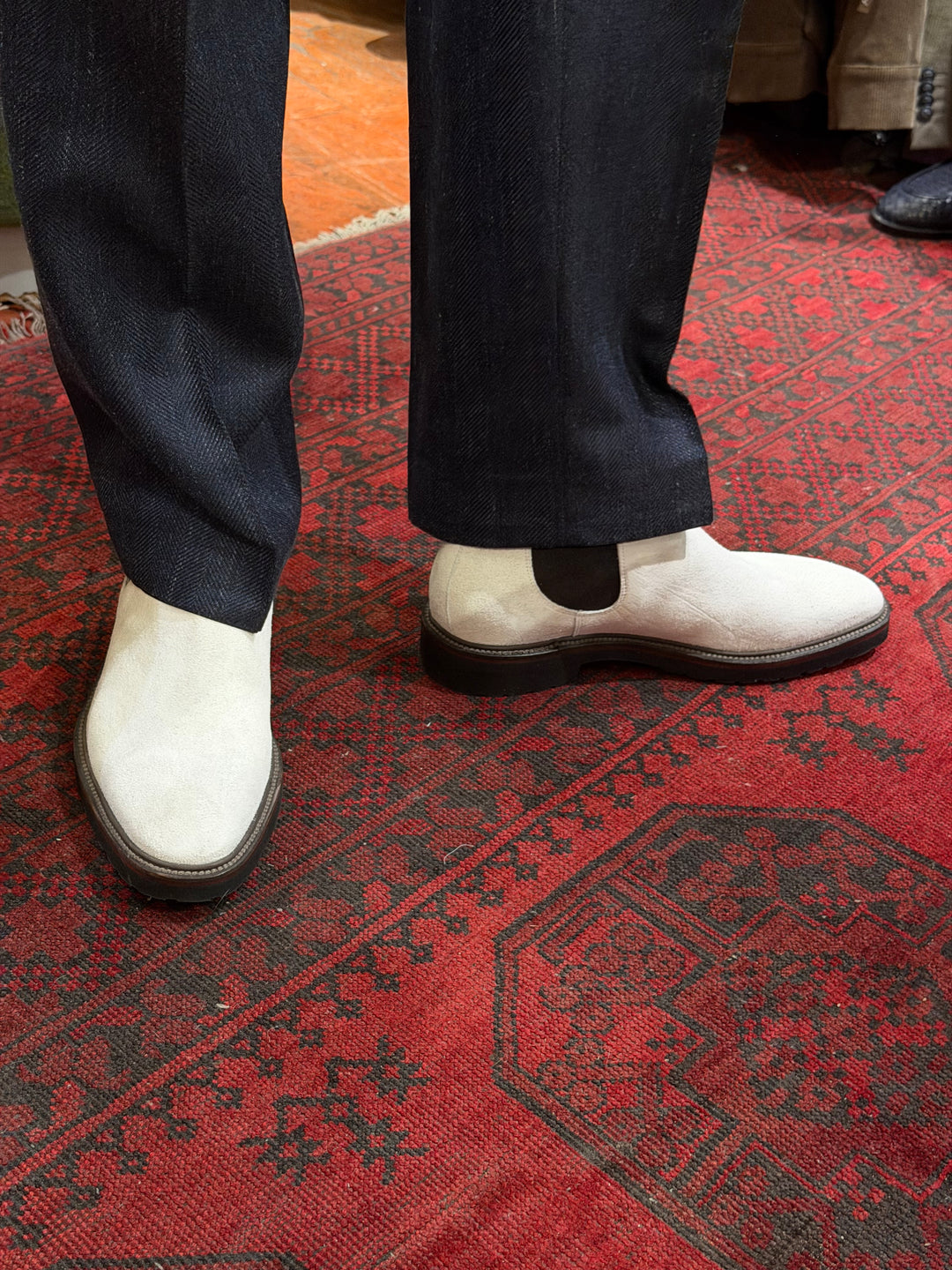 Hvid ruskinds chelseaboot med chunky bund