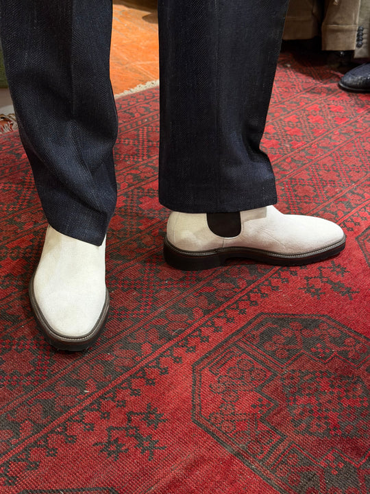 Hvid ruskinds chelseaboot med chunky bund