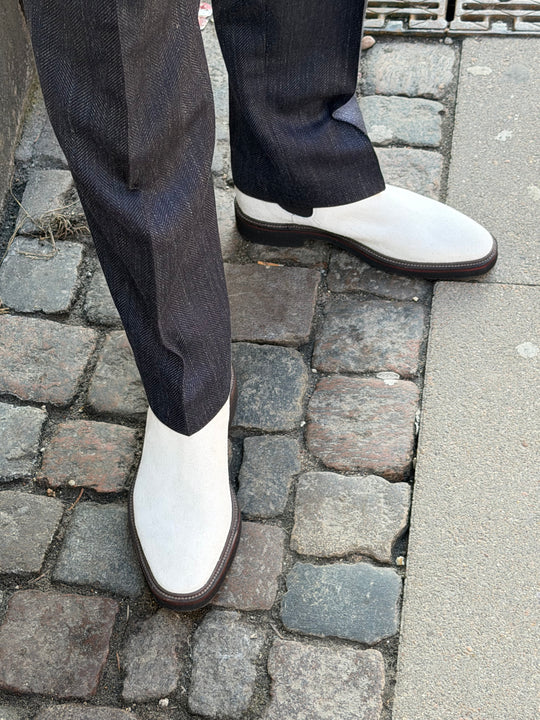 Hvid ruskinds chelseaboot med chunky bund