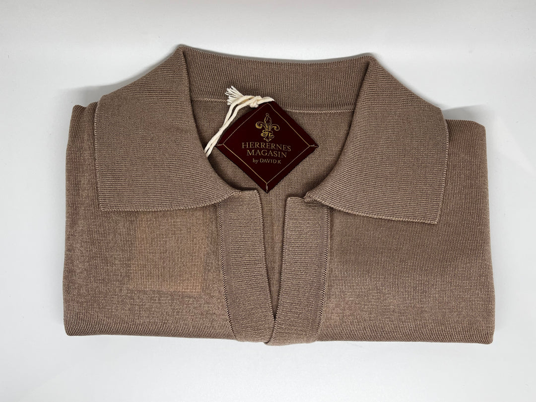 Lys brun polo med v-hals i finstrik - by David K