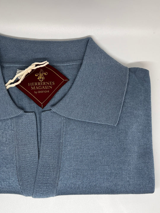 Blue polo with resort collar in fine knit - by David K