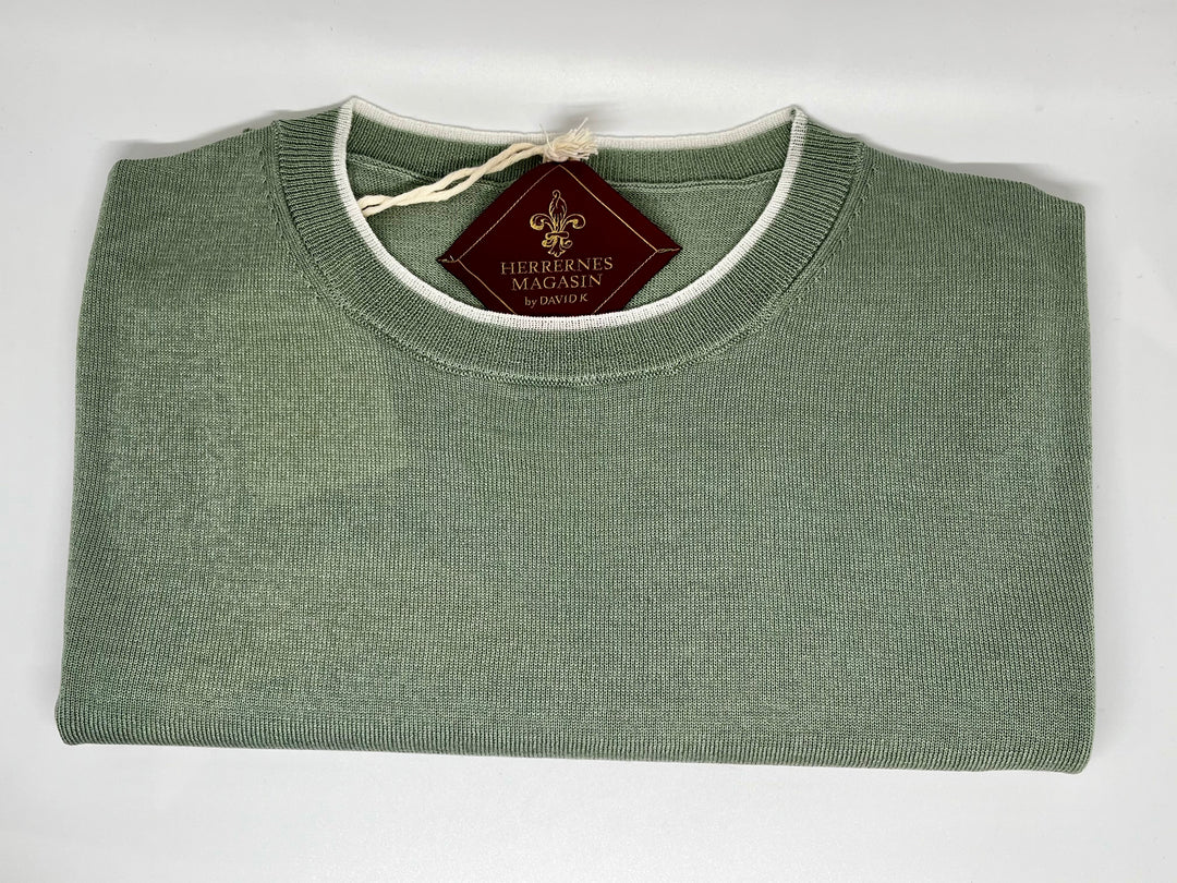 Grøn t-shirt i finstrik med hvid kant - by David K