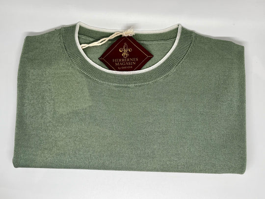 Grøn t-shirt i finstrik med hvid kant - by David K