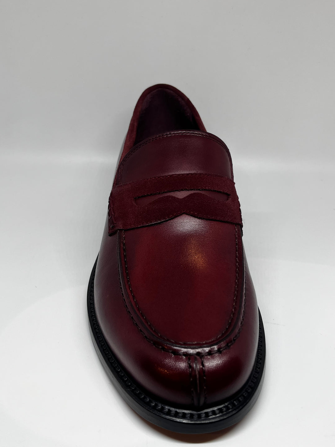 Bordeaux herre-pennyloafer med ruskinds saddel - by David K