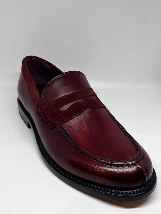 Bordeaux herre-pennyloafer med ruskinds saddel - by David K