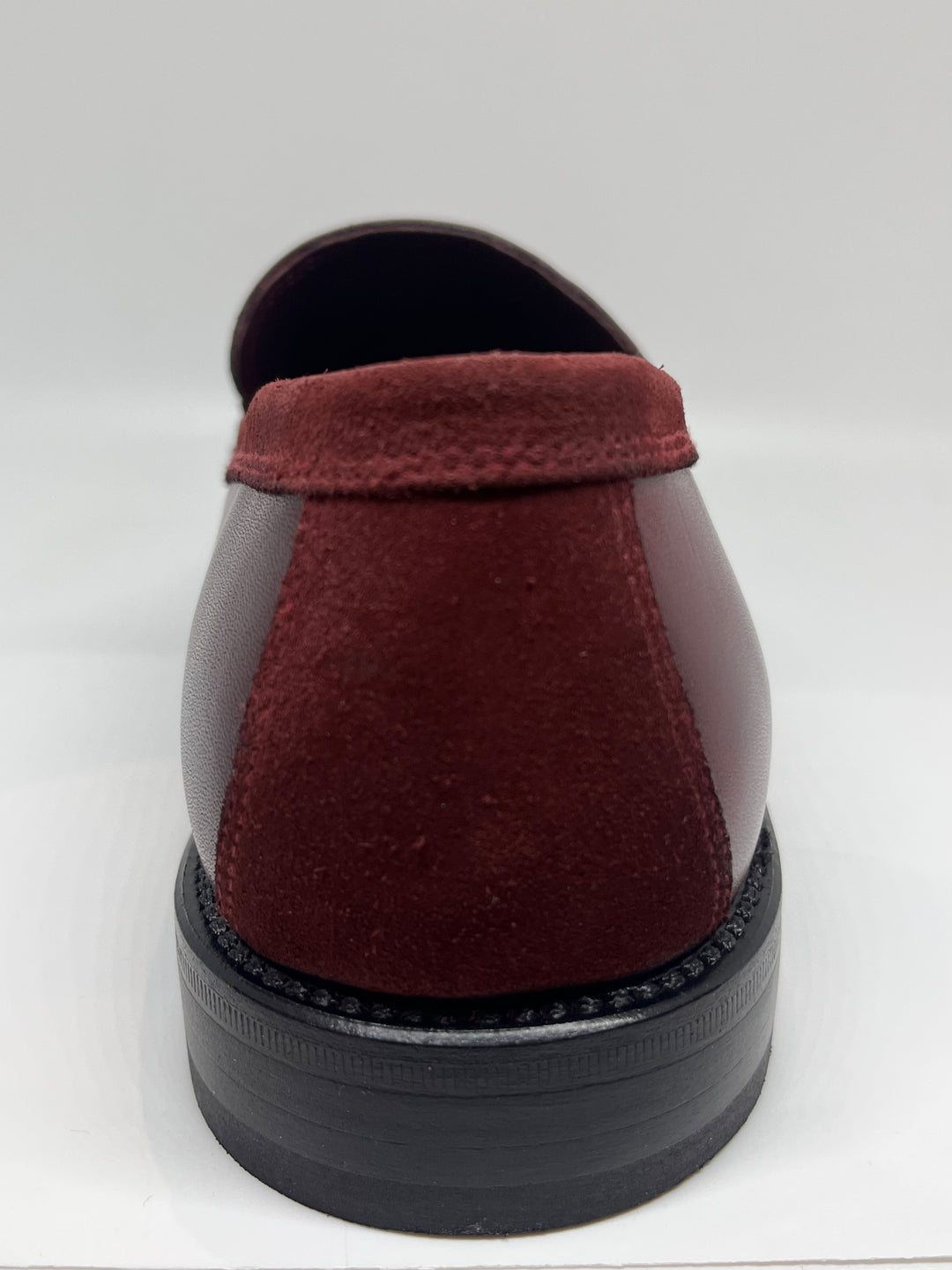 Bordeaux herre-pennyloafer med ruskinds saddel - by David K