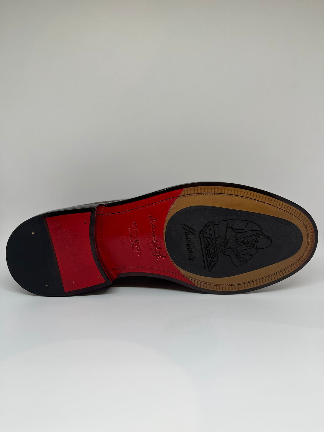 Bordeaux herre-pennyloafer med ruskinds saddel - by David K