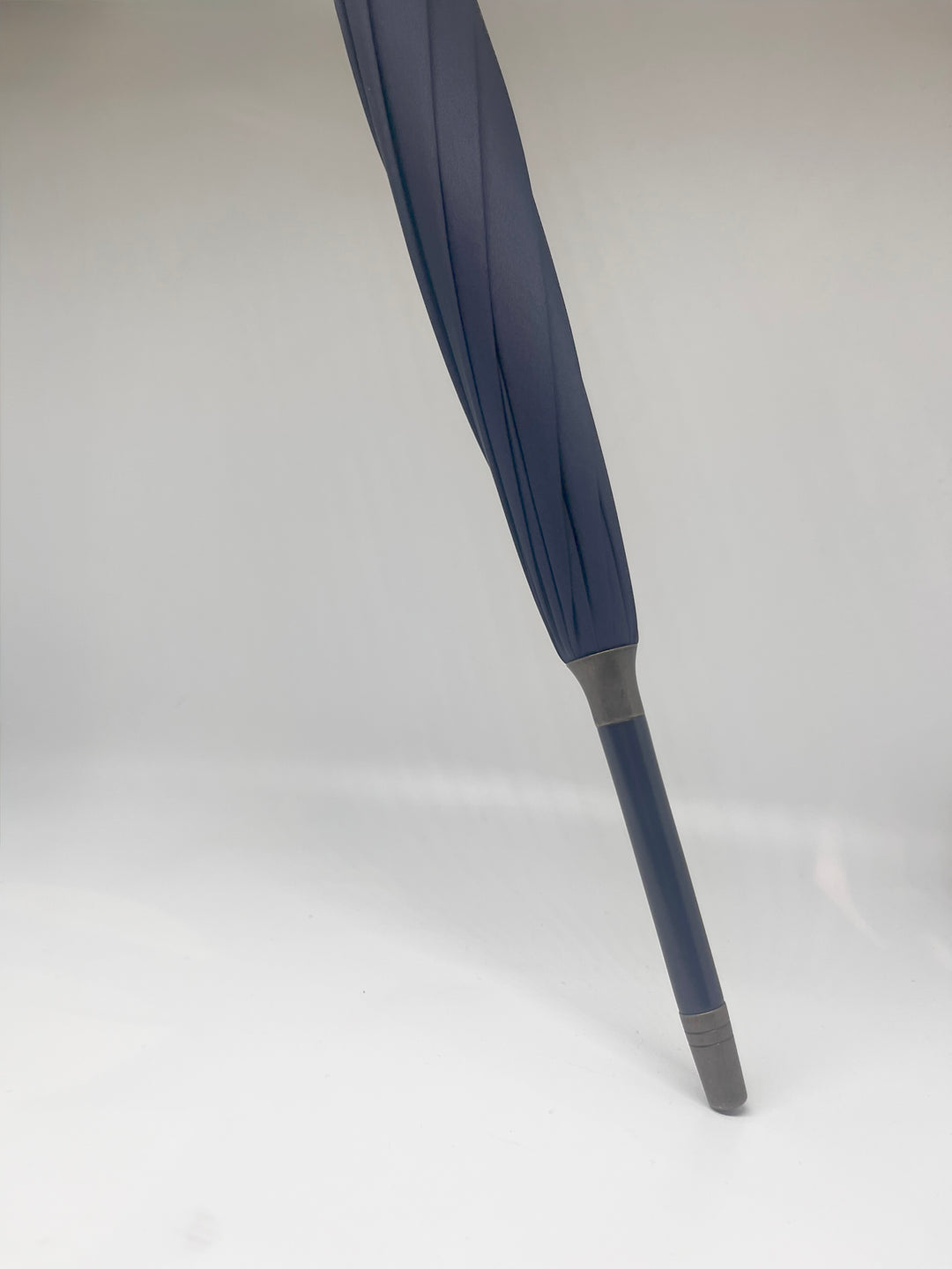 Navy paraply med navy læderhåndtag