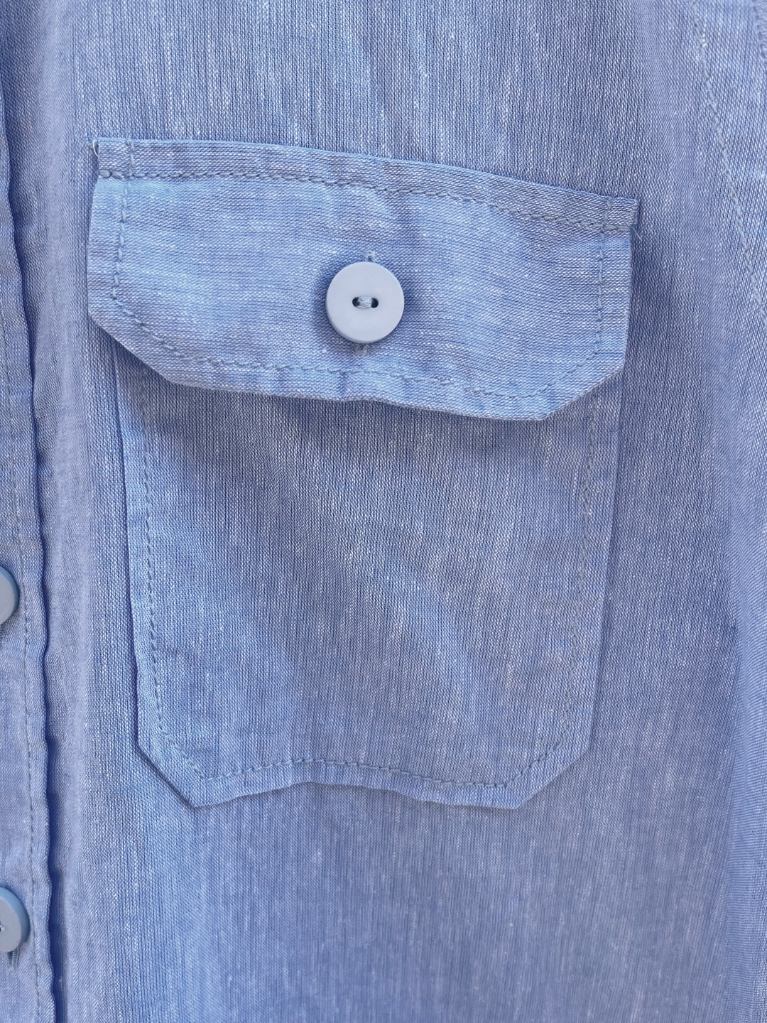 Blå skjorte med cargo lomme og skulder epaulets - by David K