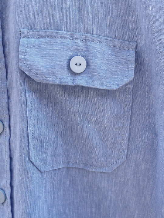 Blå skjorte med cargo lomme og skulder epaulets - by David K
