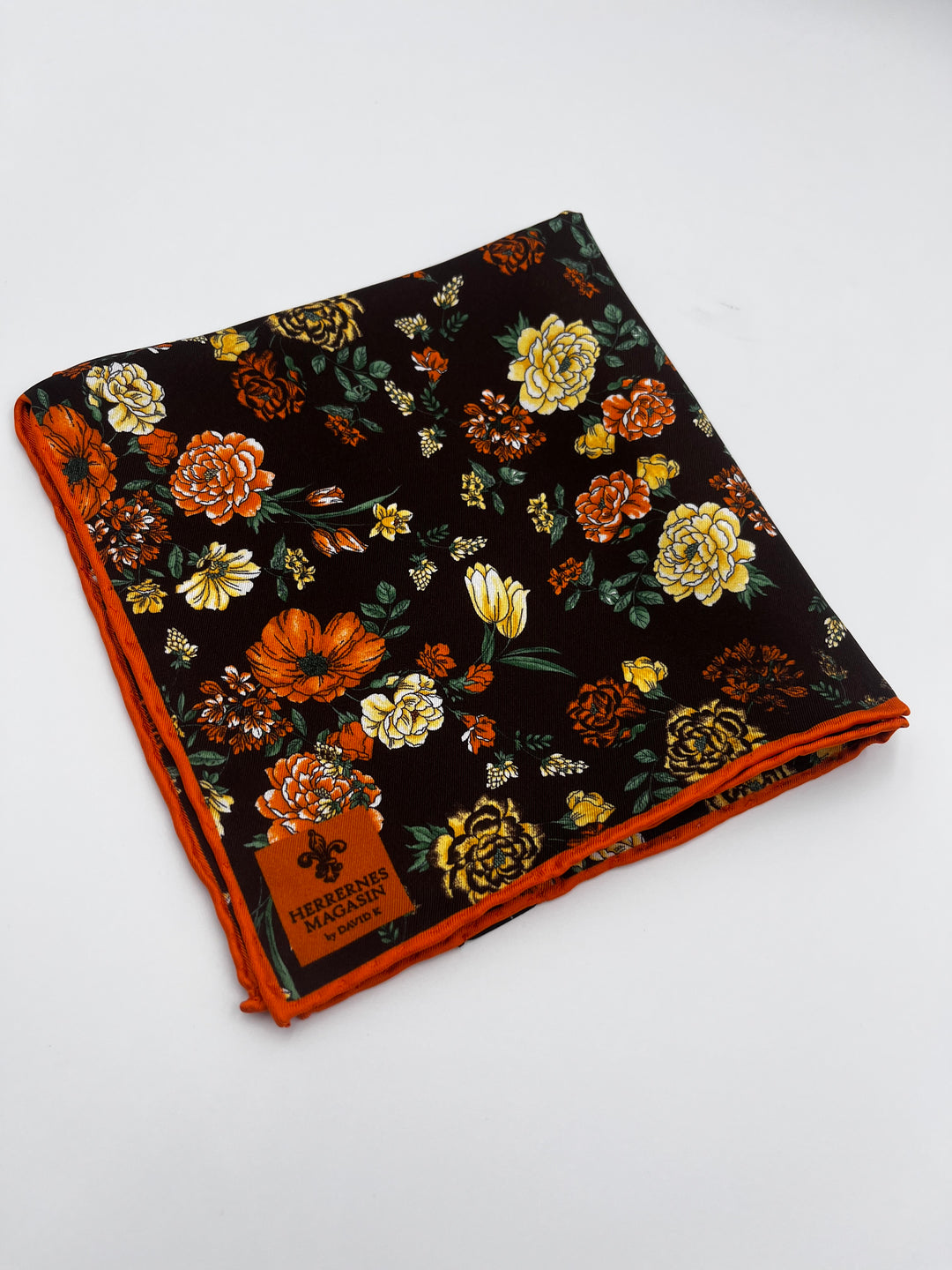 Brun lommeklud med orange og gule blomster