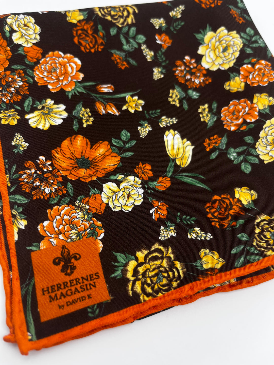 Brun lommeklud med orange og gule blomster