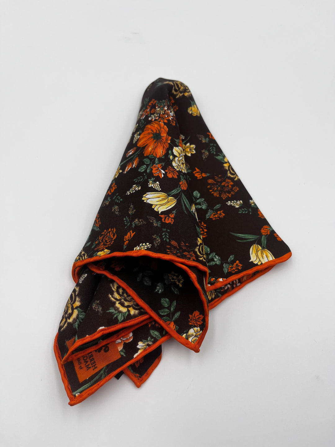 Brun lommeklud med orange og gule blomster