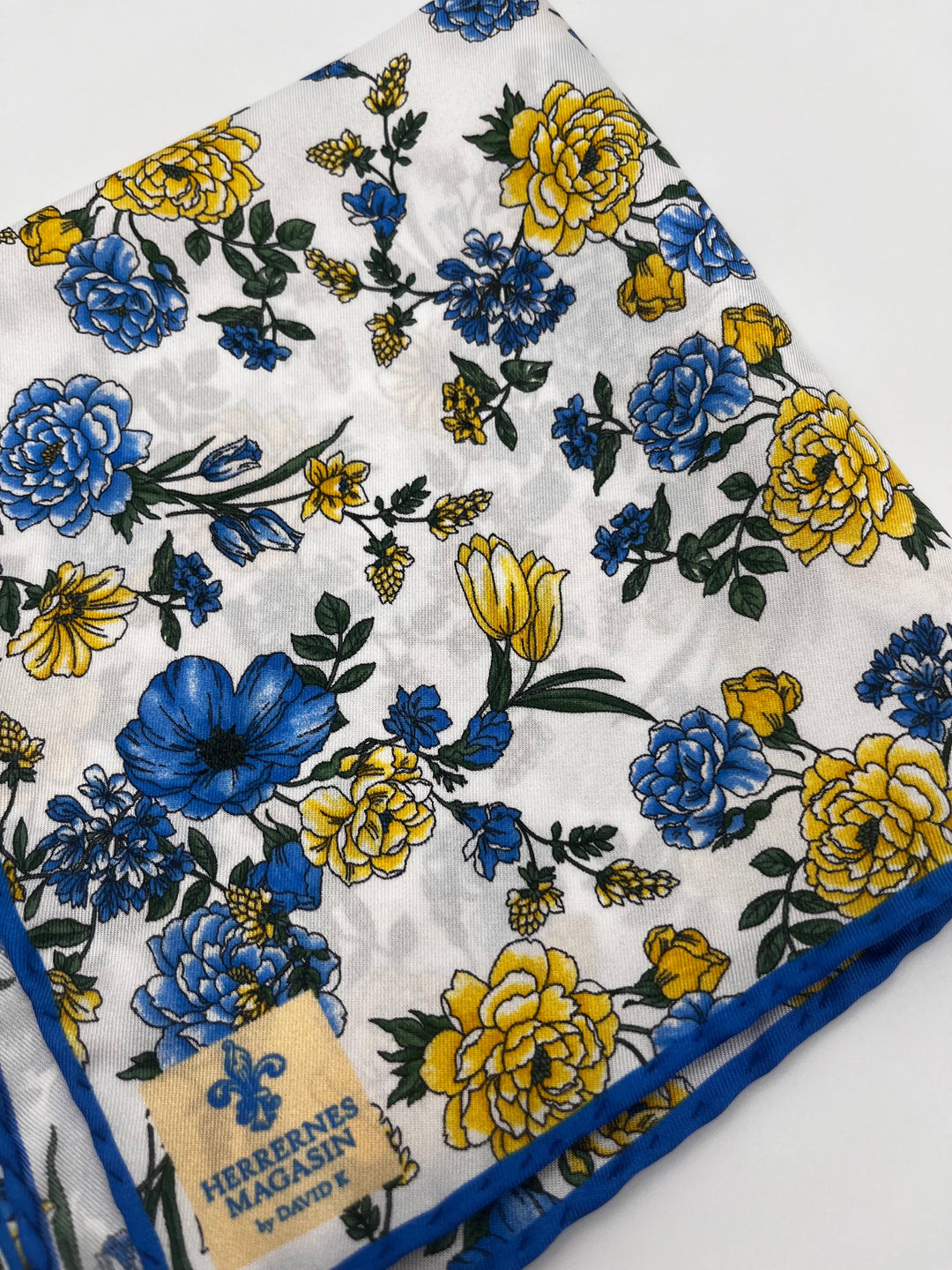 Hvid lommeklud med blå og gule blomster