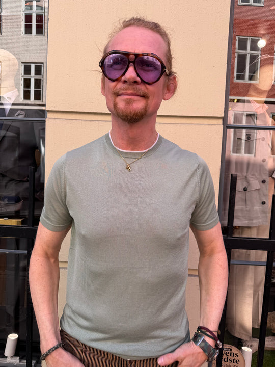 Grøn t-shirt i finstrik med hvid kant - by David K