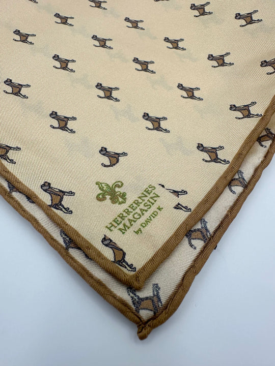 Beige lommeklud med brune hunde