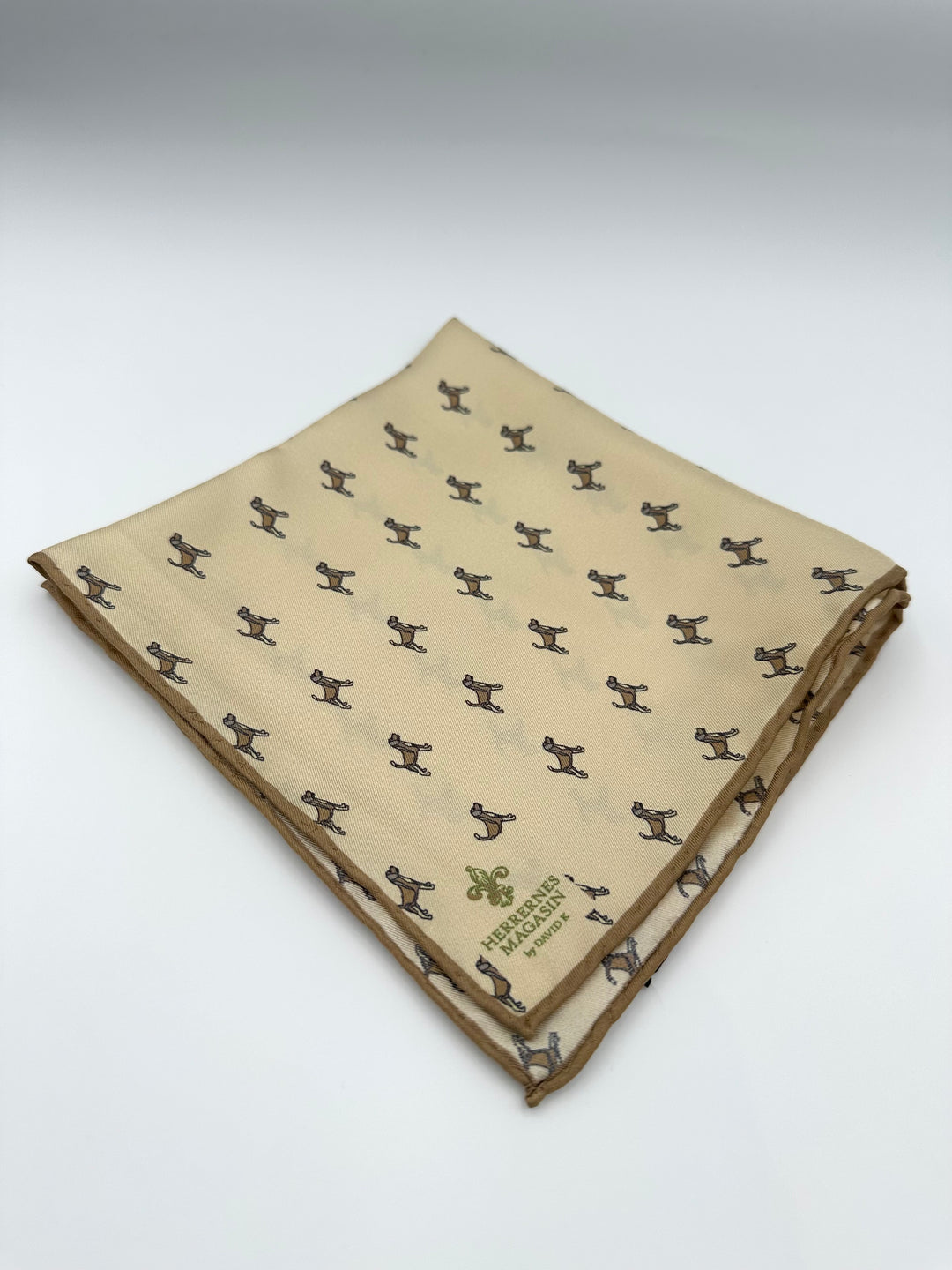 Beige lommeklud med brune hunde