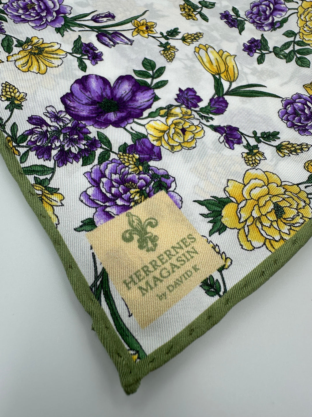 Hvid lommeklud med lilla og gule blomster