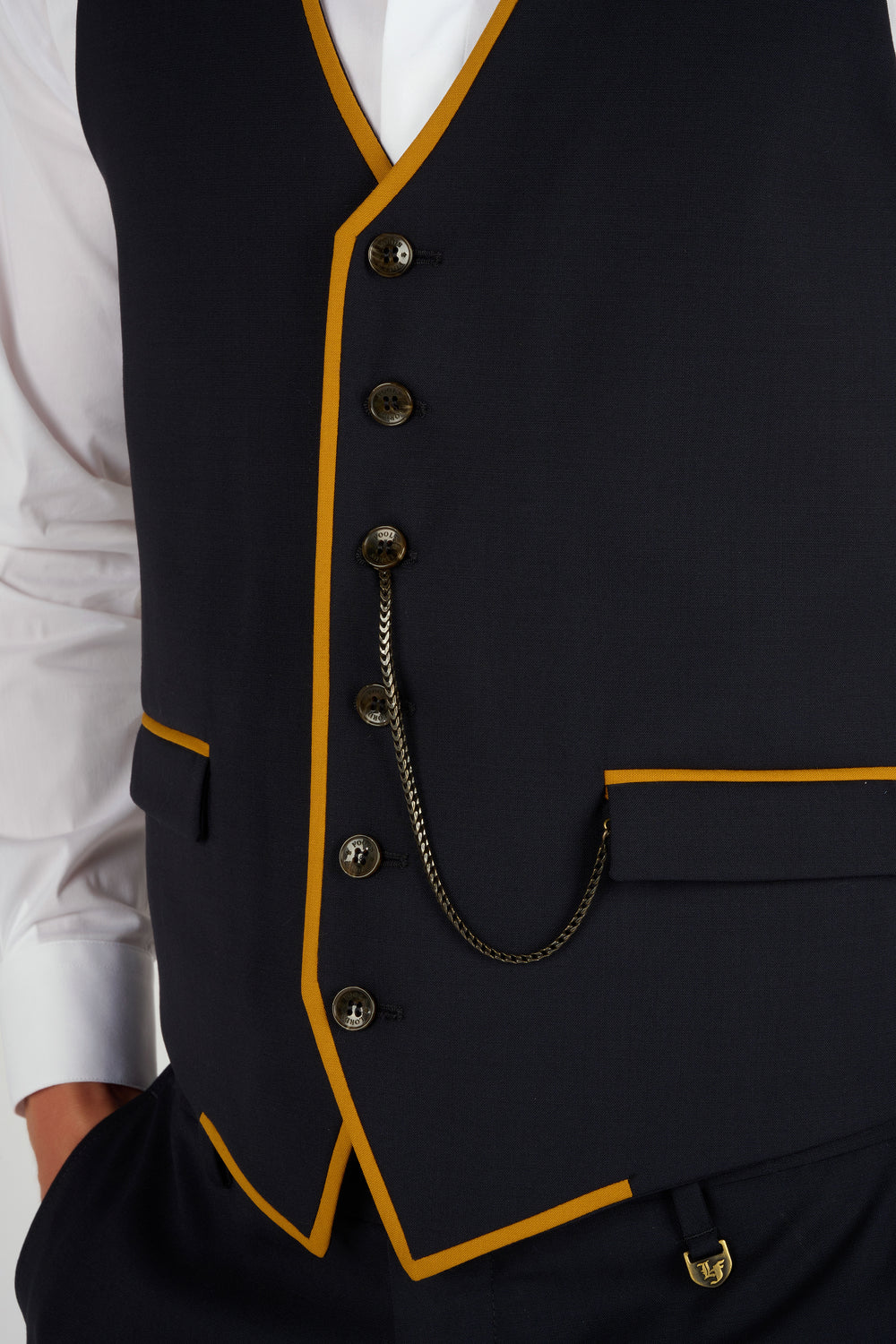 Navy vest med sennepsfarvet piping og kæde fra Lords&Fools