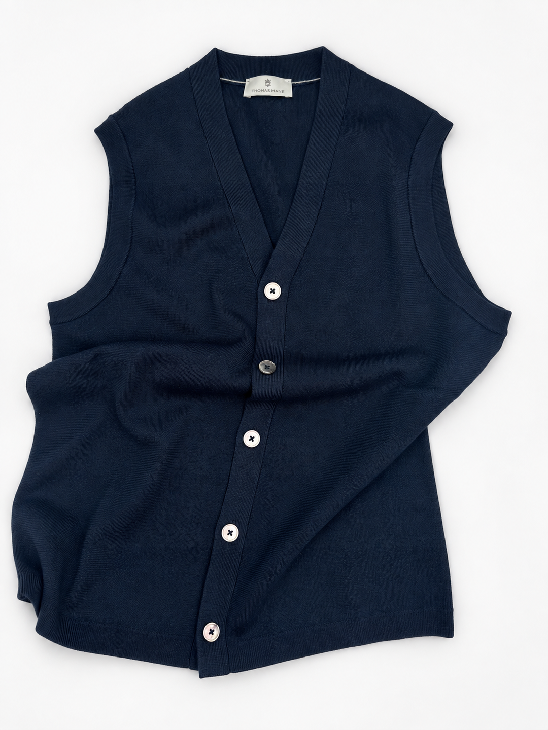 Navy slipover med perlermorsknapper