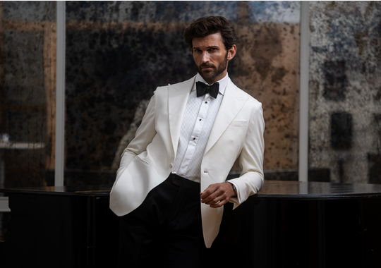 Dinner jacket i off-white med spids revers