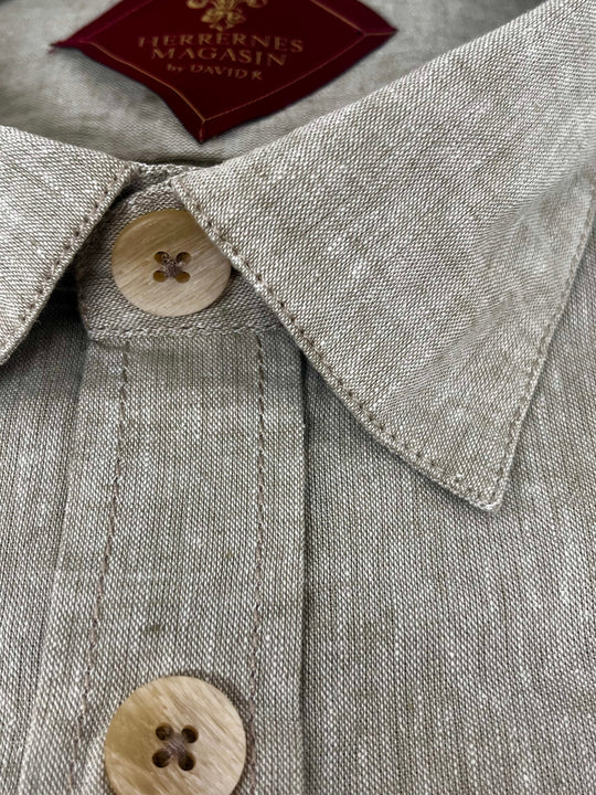 Grøn skjorte med cargo lomme og skulder epaulets - by David K