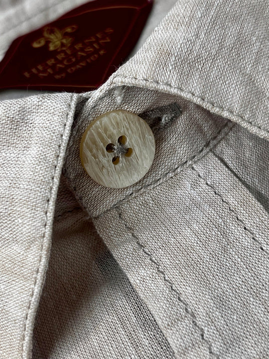 Sand hør overshirtsskjorte med påsyede lommer- by David K