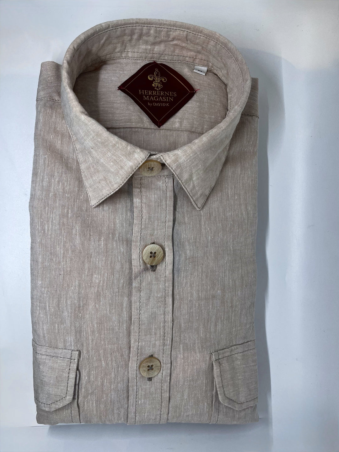 Sand hør overshirtsskjorte med påsyede lommer- by David K