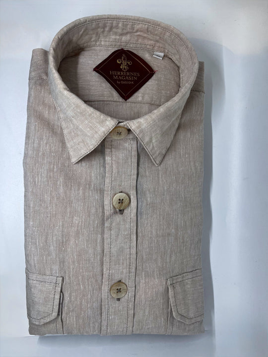 Sand hør overshirtsskjorte med påsyede lommer- by David K