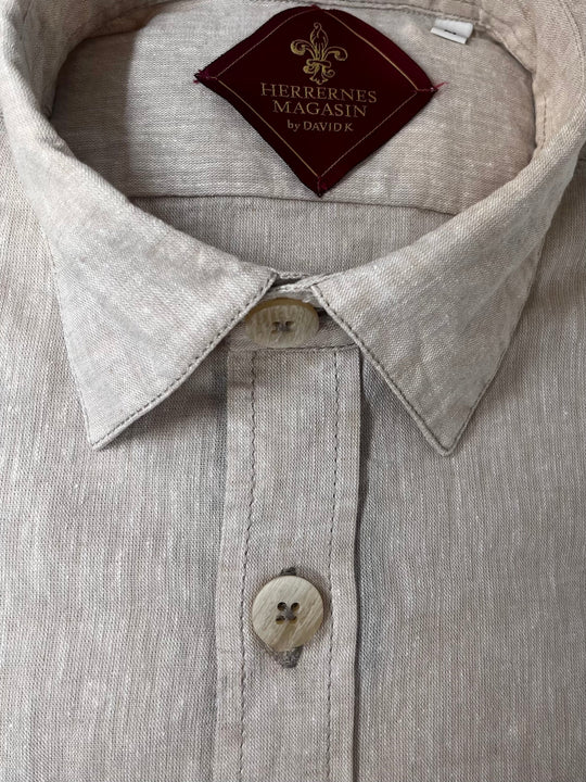 Sand hør overshirtsskjorte med påsyede lommer- by David K