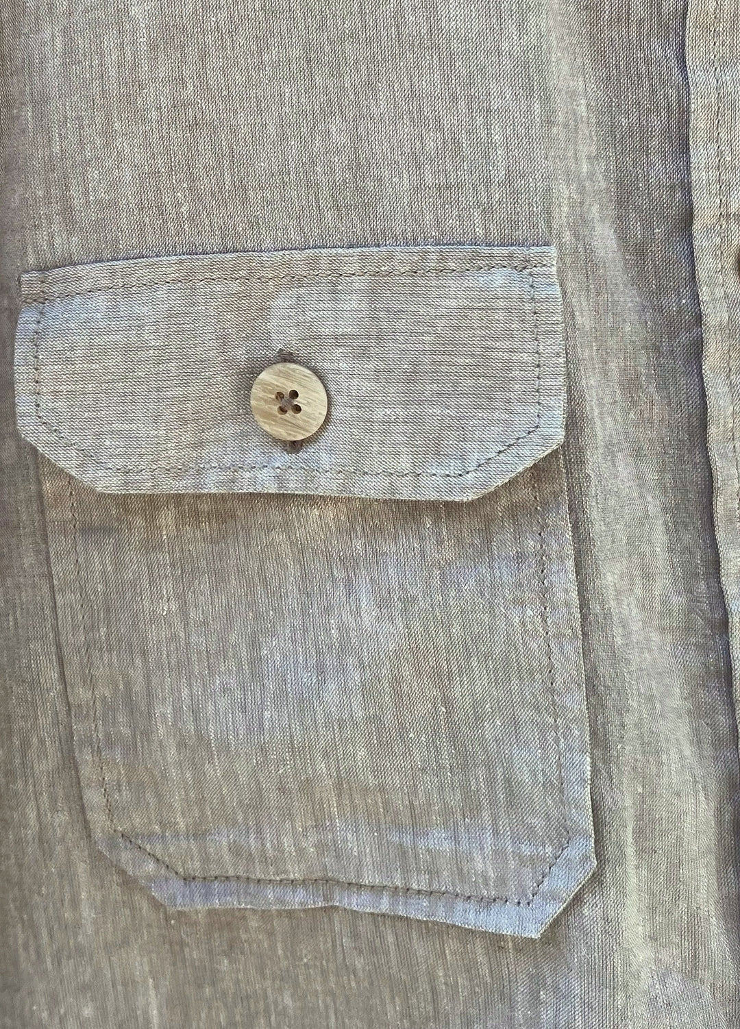 Grøn skjorte med cargo lomme og skulder epaulets - by David K