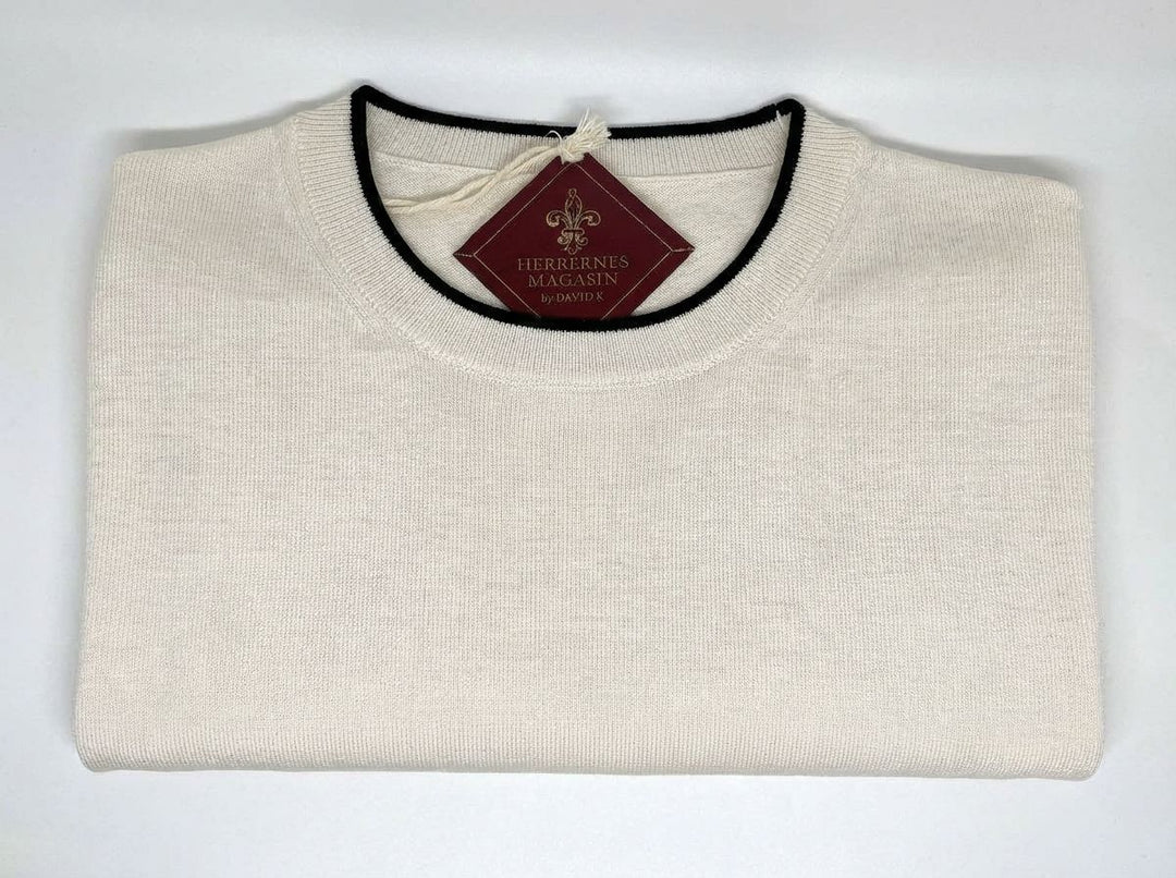 Råhvid t-shirt i finstrik med sort kant - by David K
