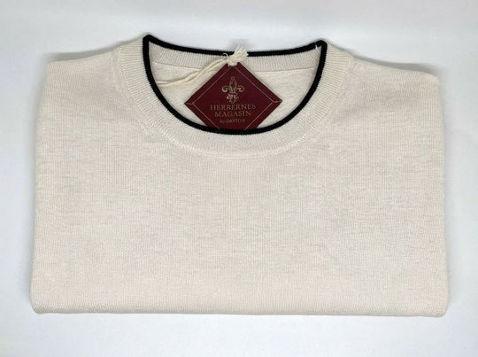 Råhvid t-shirt i finstrik med sort kant - by David K