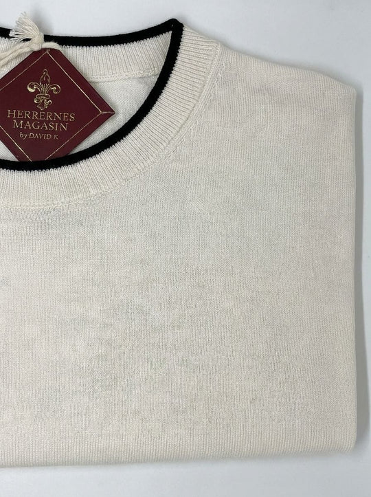 Råhvid t-shirt i finstrik med sort kant - by David K