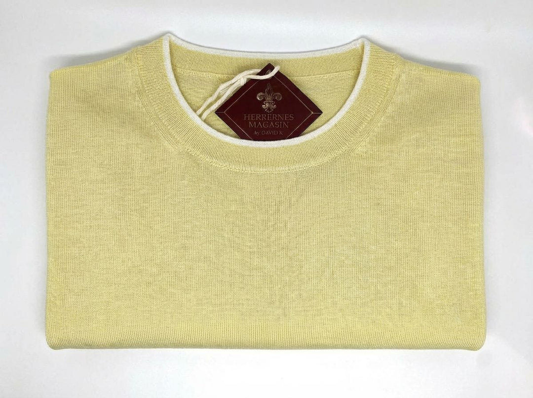 Gul t-shirt i finstrik med hvid kant - by David K
