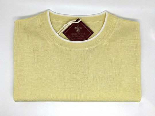 Gul t-shirt i finstrik med hvid kant - by David K