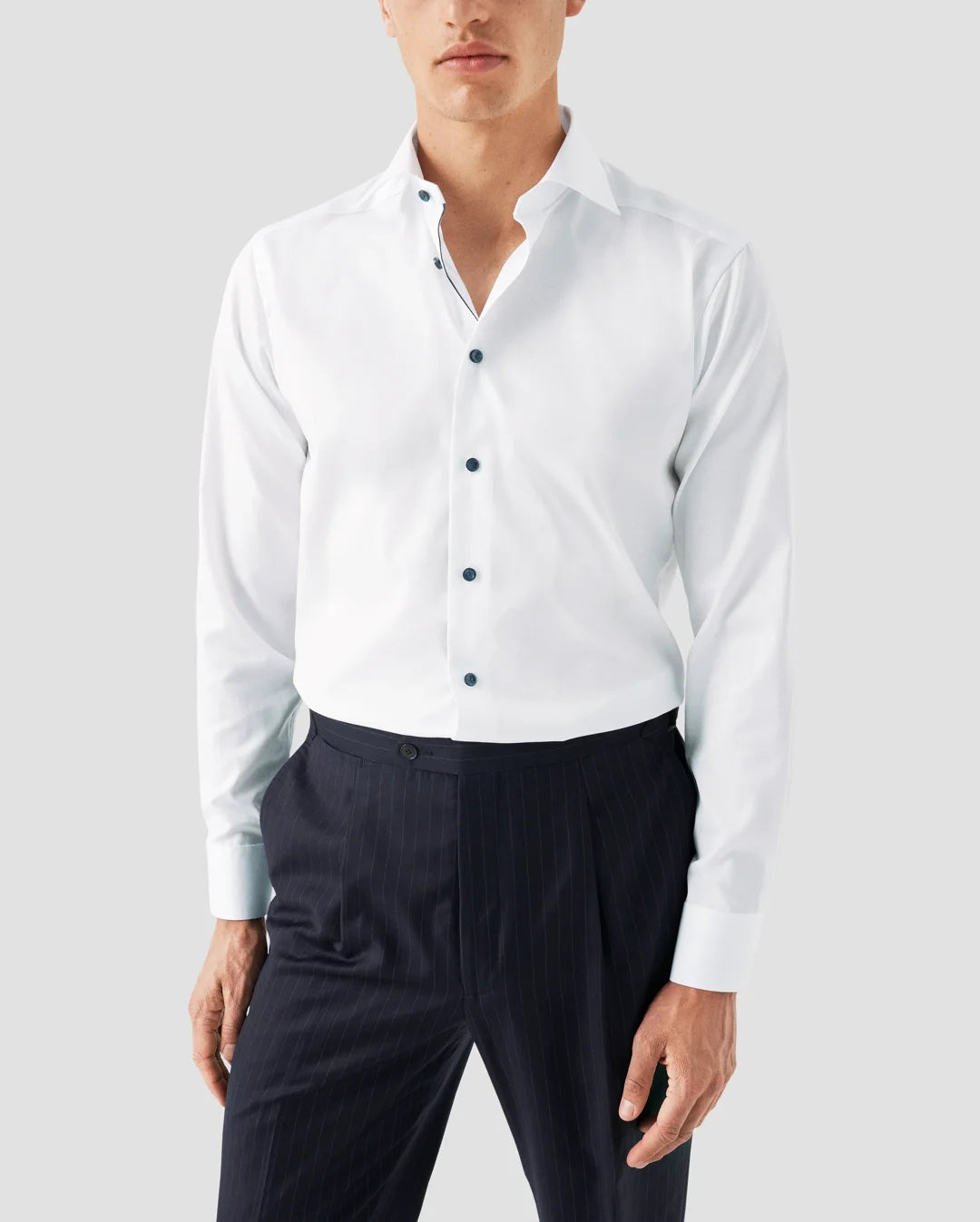 hvid signatur twill eton skjorte med navy detaljer i contemp.